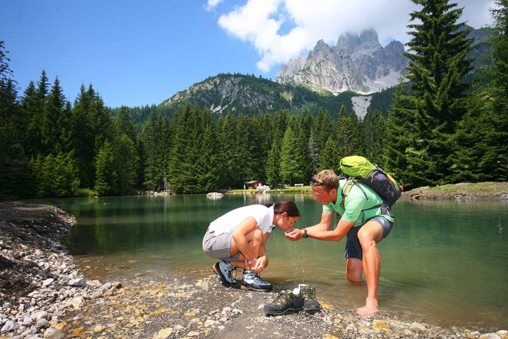 Wandern in Filzmoos, Erfrischung im Wasser